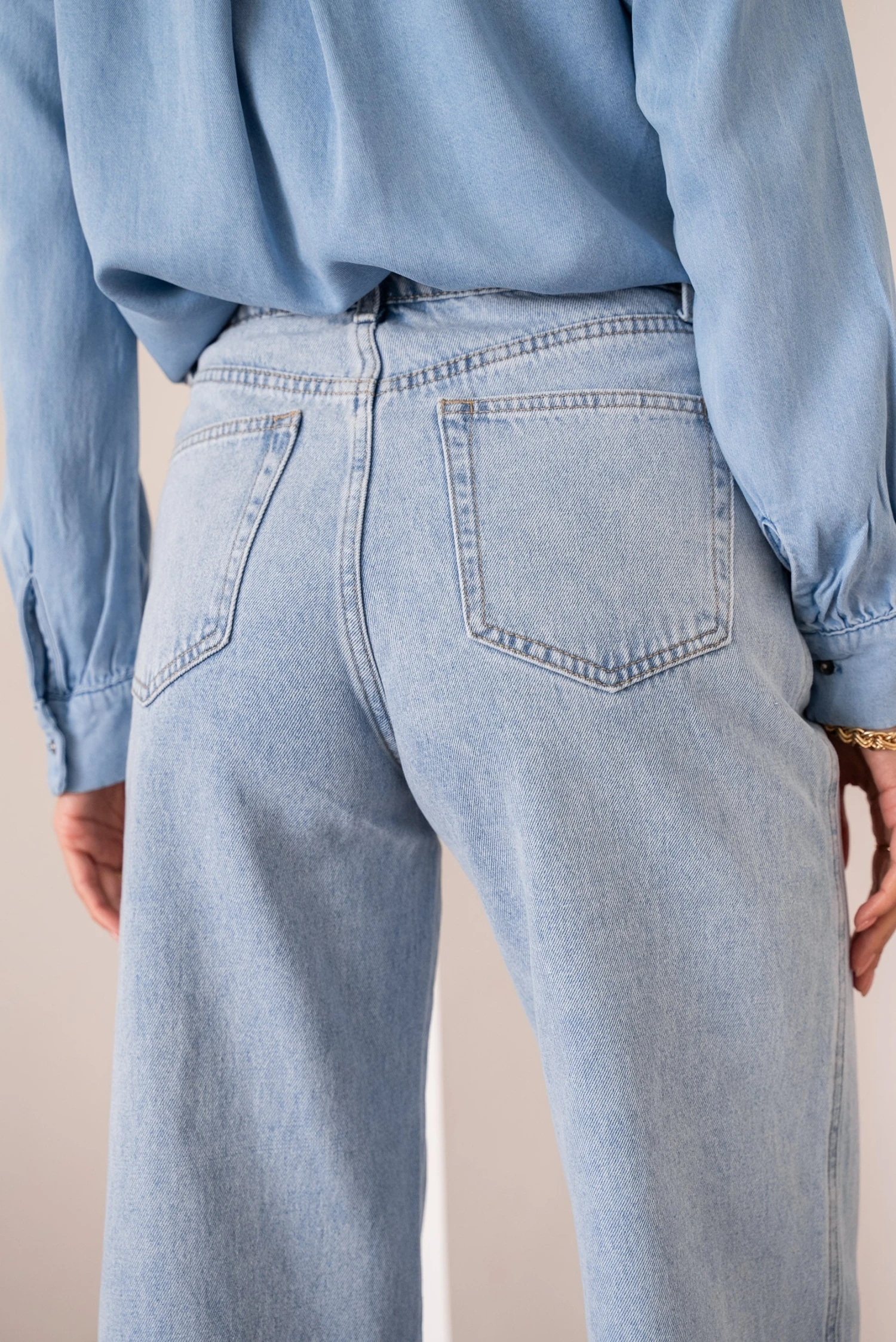 Jean Colombe - Denim Très Clair 6 Jean Colombe - Denim Très Clair – Image 4